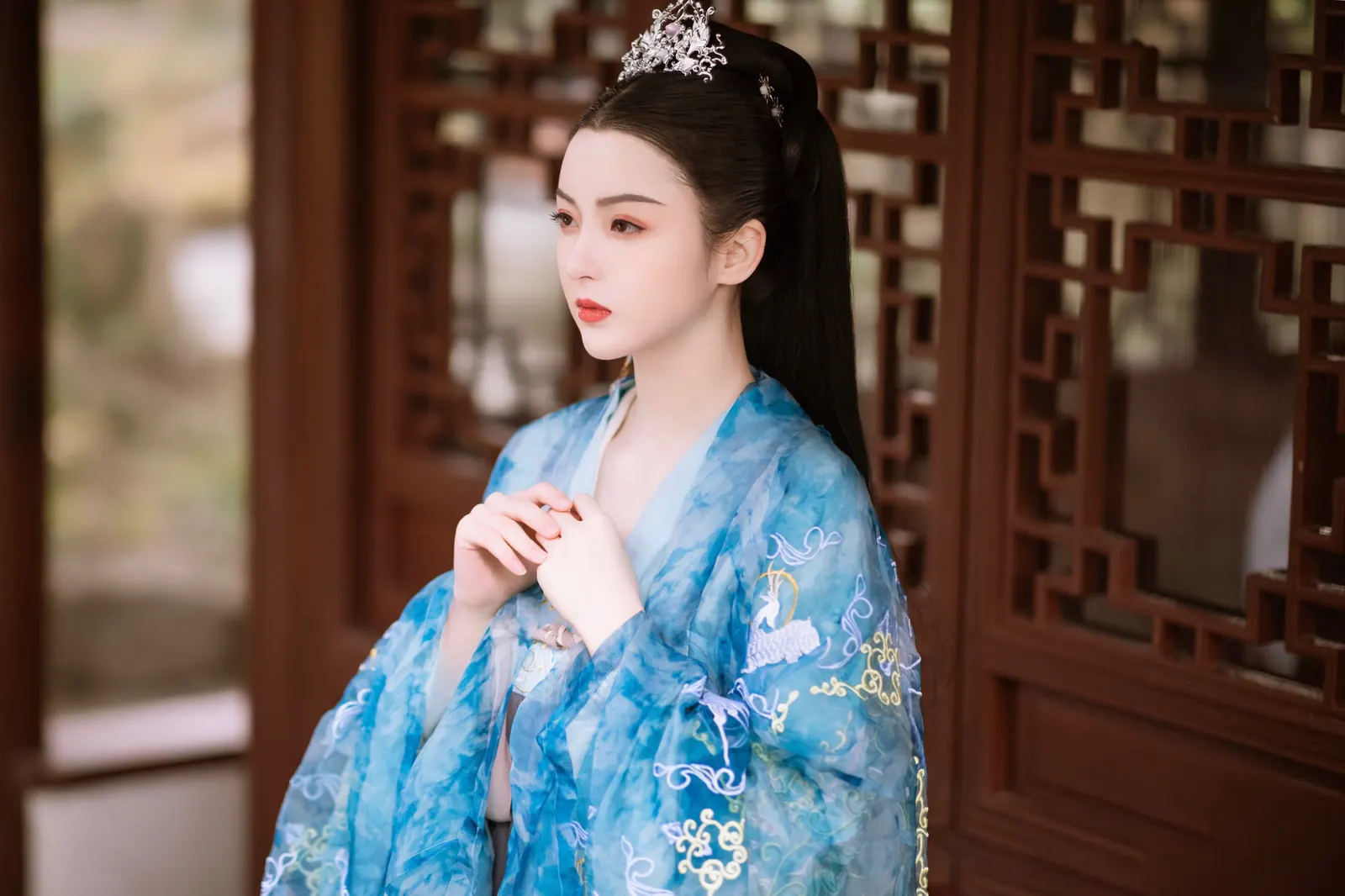 Horizontal Wood Processed Kimono Gown Portrait Free Stock Photo